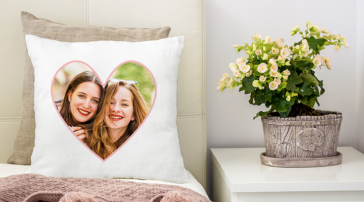 Un cojín personalizado con una foto de dos amigas