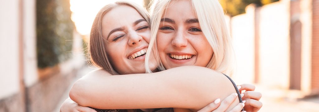 Dos amigas abrazándose