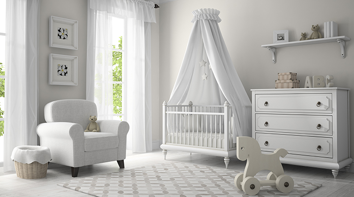 Una cuna en una habitación de bebé