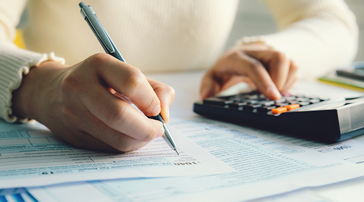 Una persona utiliza un calculador