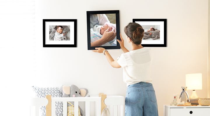 Unas fotos enmarcadas en la pared