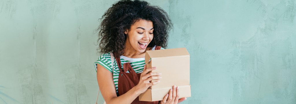 Una mujer abre un paquete