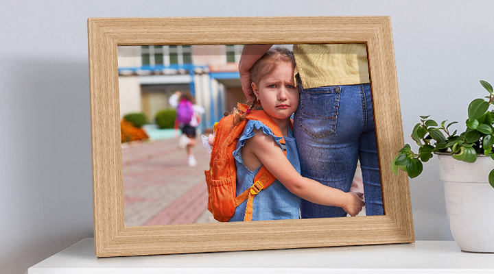 Una foto enmarcada de una niña que no quiere dejar a su madre