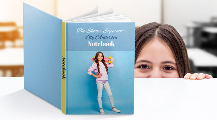 La tapa de un cuaderno con una foto y el nombre de una chica