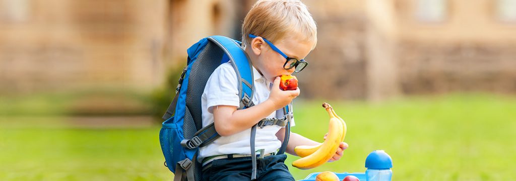 Un niño come una manzana