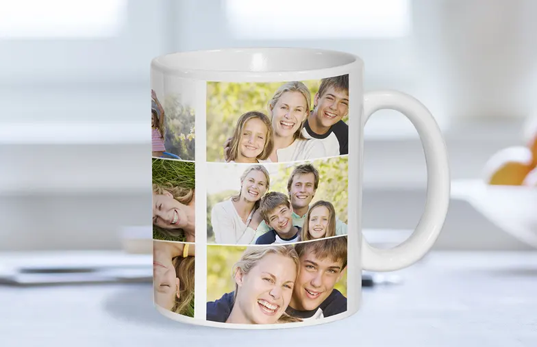 Mamá y bebé sosteniendo una taza personalizada con diseño de dibujos animados de Printerpix con texto para papá