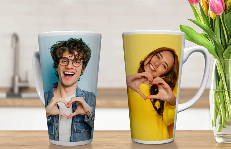 Tazas de Latte Personalizadas por Printerpix|Taza de latte grande personalizada de Printerpix con corazón y foto de pareja besándose|Dos grandes tazas de latte blancas personalizadas con fotos de pareja y perro|Dos tazas de latte personalizadas con fotos propias de la pareja y texto con cita|Pareja joven sosteniendo tazas de latte personalizadas con texto e imágenes|Taza de café con foto de pareja joven impresa|||||