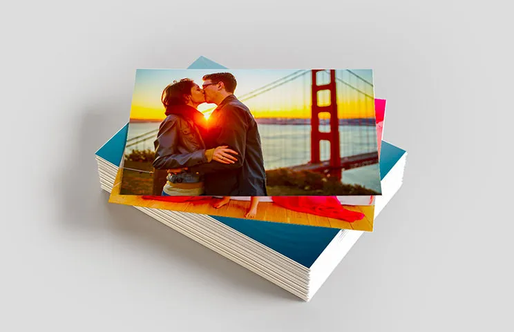Pila de impresiones fotográficas personalizadas del servicio de impresión de fotos en línea de Printerpix