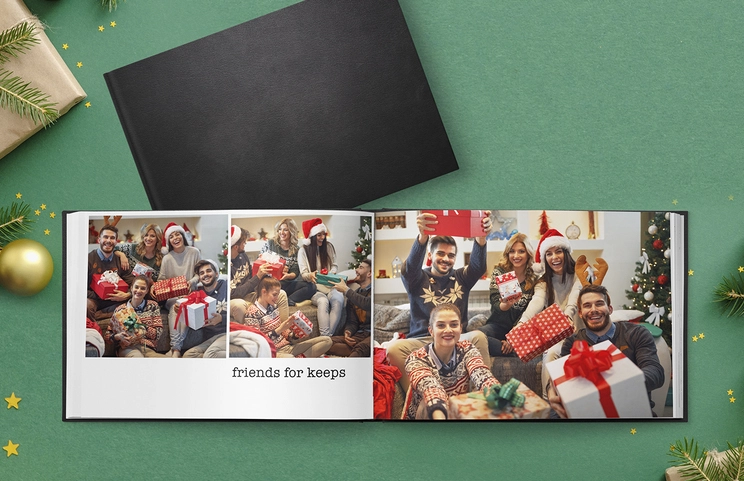 Libros de fotos personalizados de cuero de Printerpix|Libro de fotos personalizado de Printerpix con cubierta de cuero y diseño personalizado|Álbum de fotos hecho a medida abierto en la mesa con collage de fotos familiares|Fotos de boda y novia en álbum de fotos impreso personalizado por Printerpix|Pareja mira libro de fotos personalizado con cubierta de cuero hecho por Printerpix|Pareja mayor imprime fotos grandes personalizadas en álbum de fotos de cuero|||||