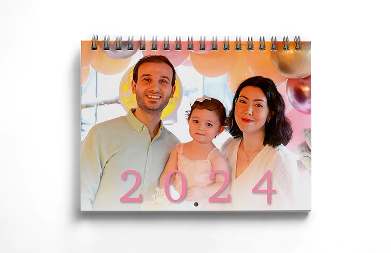 Foto de novia en calendario de pared personalizado colgado en la sala de estar