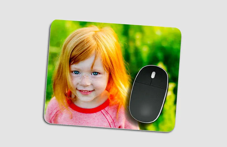 Alfombrilla de ratón personalizada con una niña pelirroja adorable, fondo verde vibrante. ¡Crea tu diseño único hoy!