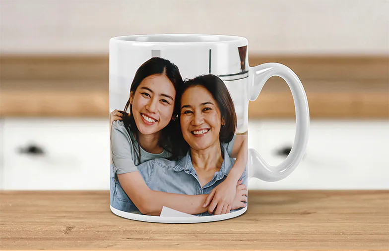 Tazas de Foto Personalizadas de Printerpix|Mamá y bebé sosteniendo una taza personalizada con diseño de dibujos animados de Printerpix con texto para papá|Taza de foto personalizada con imagen de bebé gateando con un mono de animal|Mamá e hija sosteniendo tazas de foto personalizadas con fotos familiares|Pareja besándose con tazas personalizadas con texto|Taza de foto personalizada con tu propia foto de un perro|||||