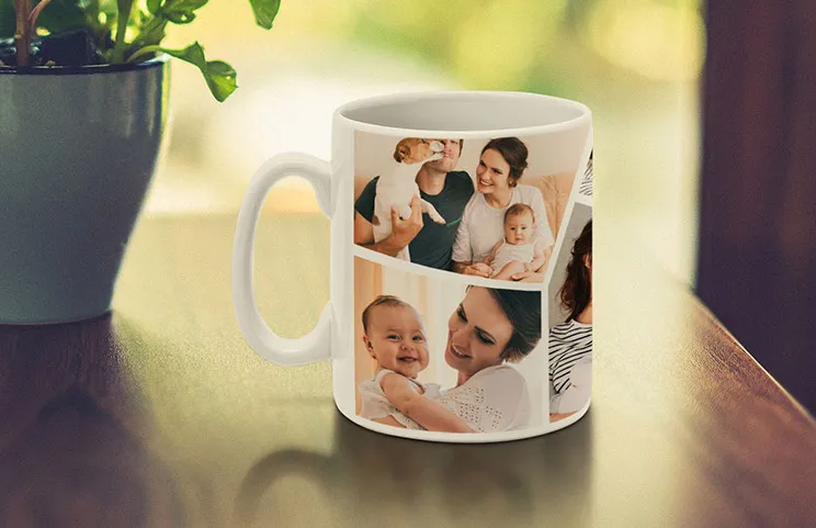 Tazas con collage de fotos de Printerpix|Taza diseñada a medida con collage de fotos de la pareja y su bebé de Printerpix|Primer plano de taza de fotos personalizada con un collage de fotos familiares y texto|Primer plano de taza con collage de fotos de una pareja joven|Chica sosteniendo taza con diseño de collage de fotos de pareja|Dos tazas de fotos personalizadas con imágenes y texto de temática romántica y familiar|||||