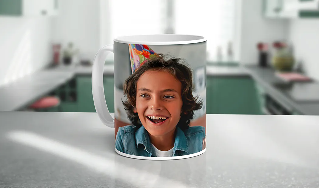 Taza de cumpleaños para coleccionar momentos en uso