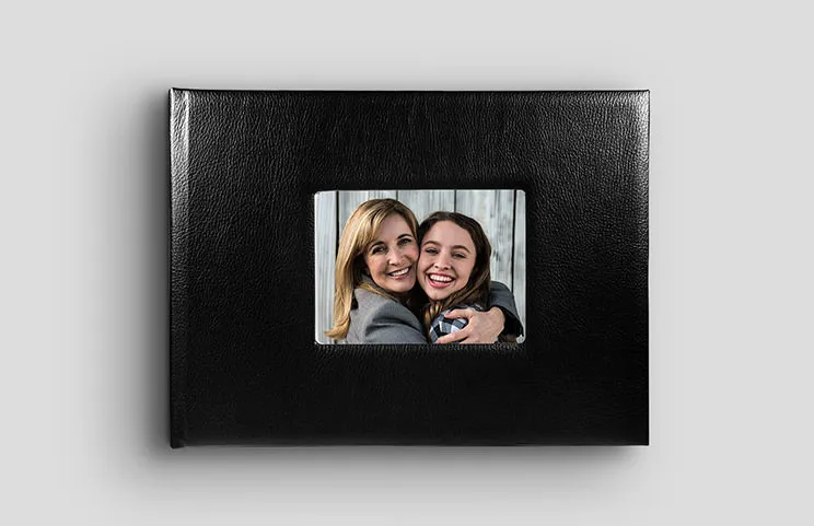 Álbum de fotos de cuero negro con ventana en la cubierta y foto de madre e hija