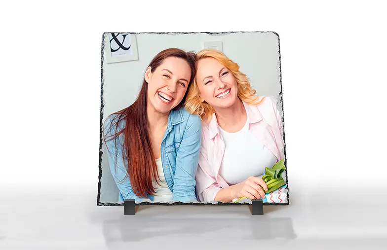 Pizarra de Foto de Piedra|Fotos Personalizadas en Pizarra de Printerpix regalos fotográficos para mamá|vista lateral de la pizarra de piedra con bebé, mamá y papá|dos jóvenes impresos en una piedra|Regalo Personalizado Piedra con imagen impresa||||||