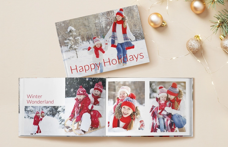 Libros de fotos personalizados con tapa dura de Printerpix|Álbum de fotos personalizado de Printerpix con tapa dura y fotos grandes de una pareja mayor|Álbum de fotos personalizado con imágenes románticas de una pareja y portada de fotos|Álbum de fotos familiar con portada impresa personalizada y texto del nombre de la familia|Mascota y mujer mirando un libro de fotos familiar personalizado con diseño personalizado|Dos personas mirando un libro de fotos personalizado de Printerpix con fotos de boda y novia|||||