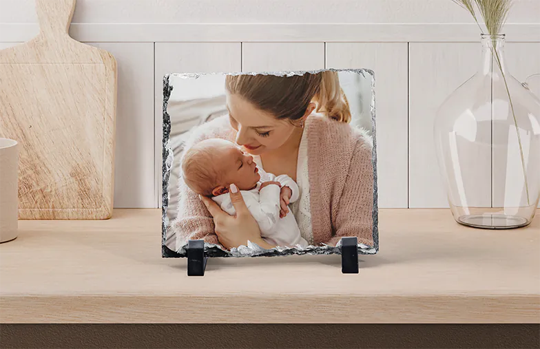 Pizarra de Foto de Piedra|Pizarra de piedra con foto familiar|vista lateral de la pizarra de piedra con bebé, mamá y papá|dos jóvenes impresos en una piedra|Regalo personalizado Piedra con imagen impresa||||||
