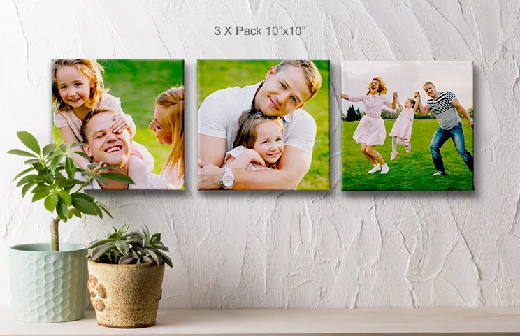 Tres lienzos fotográficos cuadrados de Printerpix en una pared del salón con fotos de familia y niños