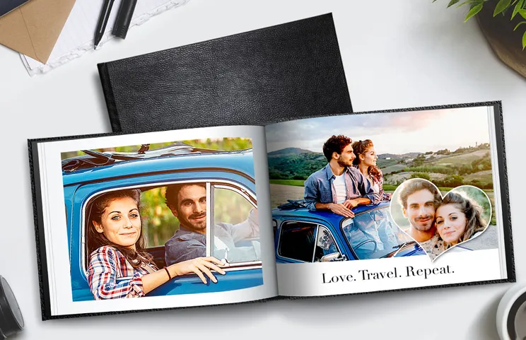 Libros de fotos personalizados de cuero de Printerpix|Libro de fotos personalizado de Printerpix con cubierta de cuero y diseño personalizado|Álbum de fotos hecho a medida abierto en la mesa con collage de fotos familiares|Fotos de boda y novia en álbum de fotos impreso personalizado por Printerpix|Pareja mira libro de fotos personalizado con cubierta de cuero hecho por Printerpix|Pareja mayor imprime fotos grandes personalizadas en álbum de fotos de cuero|||||