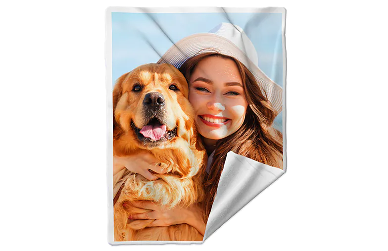 Primer plano de la manta personalizada de printerpix con tela de forro polar y foto de niño y perro