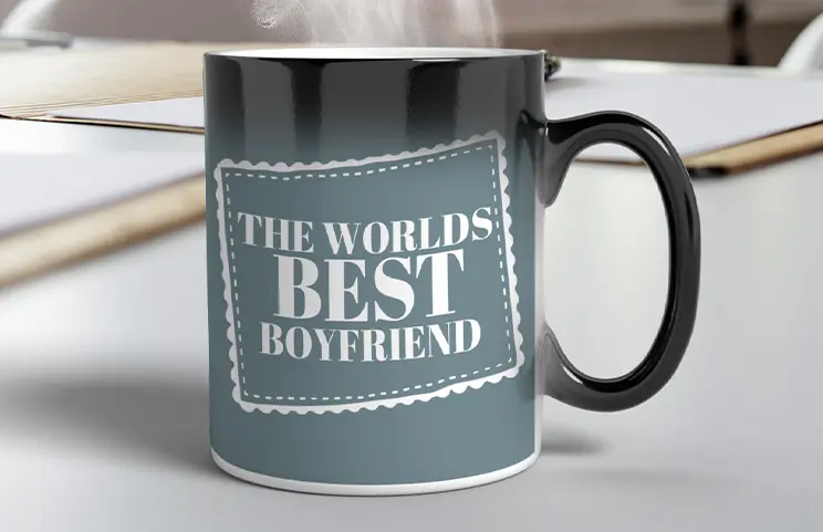 Taza mágica personalizada de Printerpix que cambia con el calor con foto personalizada de un bebé revelada|Taza mágica personalizada de Printerpix que cambia con el calor con foto personalizada de un bebé revelada|Niño sosteniendo una taza mágica personalizada con su foto|Taza mágica con foto de gato mientras se vierte té en ella sobre el escritorio|Pareja sosteniendo dos tazas mágicas que cambian con el calor con texto personalizado de Printerpix|Taza mágica personalizada con foto revelada de una joven|||||