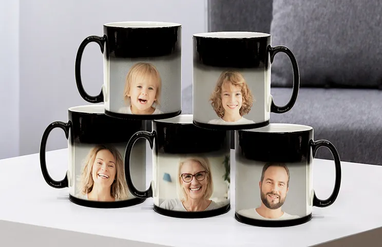 Taza mágica personalizada de Printerpix que cambia con el calor con foto personalizada de un bebé revelada|Taza mágica personalizada de Printerpix que cambia con el calor con foto personalizada de un bebé revelada|Niño sosteniendo una taza mágica personalizada con su foto|Taza mágica con foto de gato mientras se vierte té en ella sobre el escritorio|Pareja sosteniendo dos tazas mágicas que cambian con el calor con texto personalizado de Printerpix|Taza mágica personalizada con foto revelada de una joven|||||