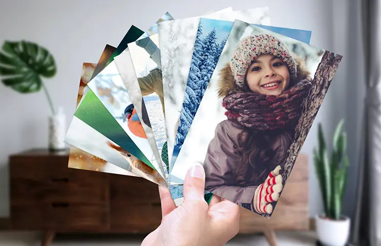 Impresión de fotos por Printerpix|Pila de impresiones fotográficas personalizadas del servicio de impresión de fotos en línea de Printerpix|Impresiones fotográficas pequeñas, medianas y grandes en la mesa desde el teléfono móvil|Impresiones fotográficas|Manos sosteniendo una impresión fotográfica de tres niños de vacaciones|Variedad de tamaños de impresiones fotográficas en línea de fotos tomadas por teléfono móvil de la familia|||||