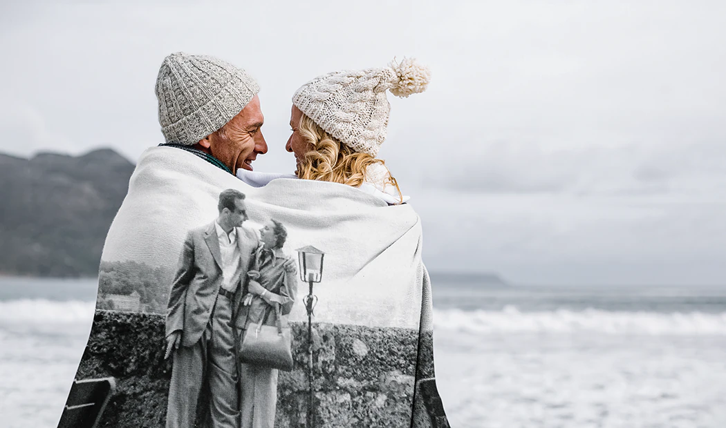 Manta de Foto Tacto Visón de Printerpix|Mantas Personalizadas|Manta de foto grande en cama doble con foto de niña|Imagen de manta de foto con comparación de tamaño|Imagen de collage en blanco y negro de manta de foto||||||