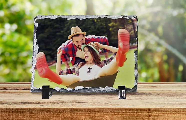 Pizarra de Foto de Piedra|Pizarra de piedra con foto familiar|vista lateral de la pizarra de piedra con bebé, mamá y papá|dos jóvenes impresos en una piedra|Regalo personalizado Piedra con imagen impresa||||||