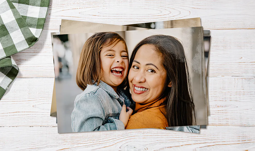 Impresión de fotos por Printerpix|Pila de impresiones fotográficas personalizadas del servicio de impresión de fotos en línea de Printerpix|Impresiones fotográficas pequeñas, medianas y grandes en la mesa desde el teléfono móvil|Impresiones fotográficas|Manos sosteniendo una impresión fotográfica de tres niños de vacaciones|Variedad de tamaños de impresiones fotográficas en línea de fotos tomadas por teléfono móvil de la familia|||||