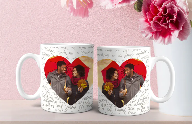 Tazas de Foto Personalizadas de Printerpix|Mamá y bebé sosteniendo una taza personalizada con diseño de dibujos animados de Printerpix con texto para papá|Taza de foto personalizada con imagen de bebé gateando con un mono de animal|Mamá e hija sosteniendo tazas de foto personalizadas con fotos familiares|Pareja besándose con tazas personalizadas con texto|Taza de foto personalizada con tu propia foto de un perro|||||