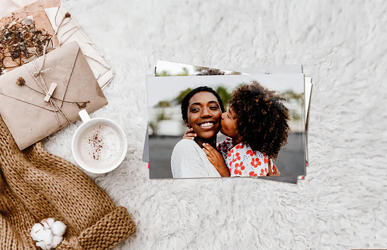 Impresión de fotos por Printerpix|Pila de impresiones fotográficas personalizadas del servicio de impresión de fotos en línea de Printerpix|Impresiones fotográficas pequeñas, medianas y grandes en la mesa desde el teléfono móvil|Impresiones fotográficas|Manos sosteniendo una impresión fotográfica de tres niños de vacaciones|Variedad de tamaños de impresiones fotográficas en línea de fotos tomadas por teléfono móvil de la familia|||||