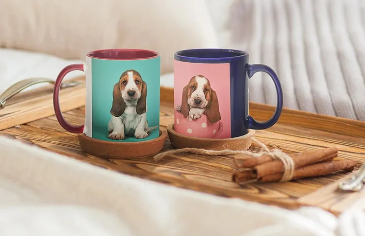 Tazas de Foto a Color Personalizadas de Printerpix|Tazas de foto Printerpix rojas y azules con fotos de perros|Gato bebiendo de taza de foto a color personalizada con foto de gato|Taza roja personalizada con foto de niña junto a galletas|Dos tazas de café personalizadas de colores con collage de fotos familiares|Café en taza de foto roja personalizada con foto de niño|||||