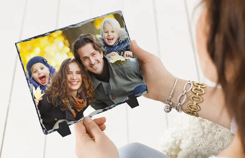 Pizarra de Foto de Piedra|Pizarra de piedra con foto familiar|vista lateral de la pizarra de piedra con bebé, mamá y papá|dos jóvenes impresos en una piedra|Regalo personalizado Piedra con imagen impresa||||||