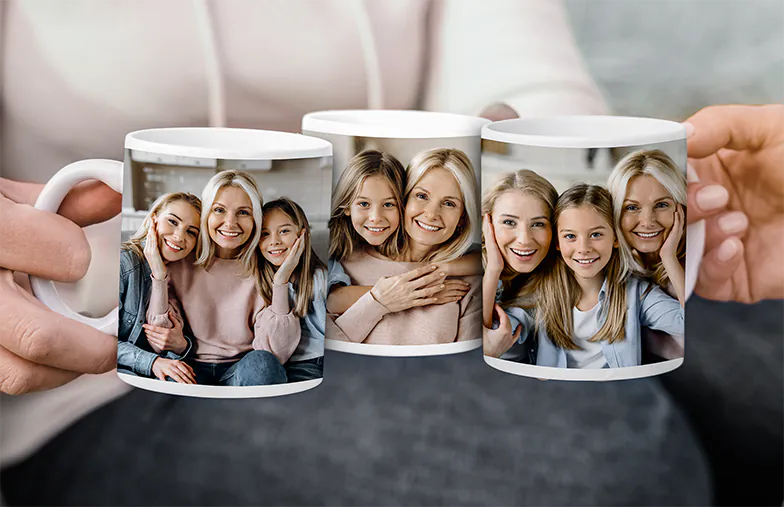 Mamá y bebé sosteniendo una taza personalizada con diseño de dibujos animados de Printerpix con texto para papá