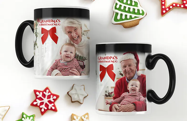 Taza mágica personalizada de Printerpix que cambia con el calor con foto personalizada de un bebé revelada|Taza Mágica|Niño sosteniendo taza mágica personalizada con foto de él mismo|Taza mágica con foto de gato mientras se vierte té en el escritorio|Pareja sosteniendo dos tazas mágicas que cambian con el calor con texto personalizado de Printerpix|Taza mágica personalizada con foto revelada de una joven|||||