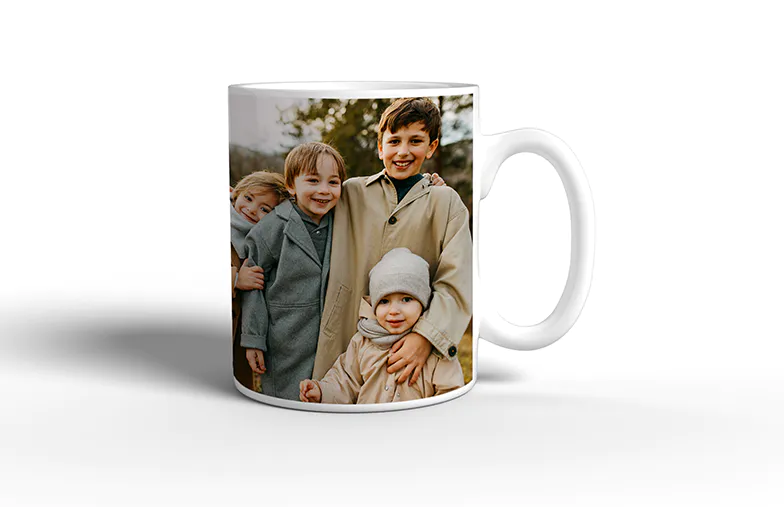 Tazas de Foto Personalizadas de Printerpix|Mamá y bebé sosteniendo una taza personalizada con diseño de dibujos animados de Printerpix con texto para papá|Taza de foto personalizada con imagen de bebé gateando con un mono de animal|Mamá e hija sosteniendo tazas de foto personalizadas con fotos familiares|Pareja besándose con tazas personalizadas con texto|Taza de foto personalizada con tu propia foto de un perro|||||