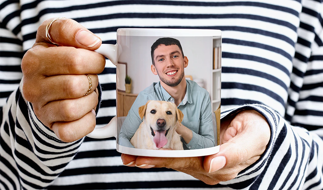 Tazas de Foto Personalizadas de Printerpix|Mamá y bebé sosteniendo una taza personalizada con diseño de dibujos animados de Printerpix con texto para papá|Taza de foto personalizada con imagen de bebé gateando con un mono de animal|Mamá e hija sosteniendo tazas de foto personalizadas con fotos familiares|Pareja besándose con tazas personalizadas con texto|Taza de foto personalizada con tu propia foto de un perro|||||