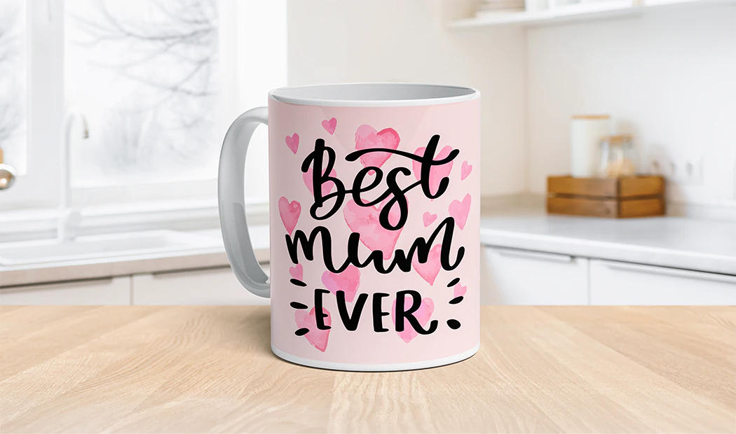 Tazas de Foto Personalizadas de Printerpix|Mamá y bebé sosteniendo una taza personalizada con diseño de dibujos animados de Printerpix con texto para papá|Taza de foto personalizada con imagen de bebé gateando con un mono de animal|Mamá e hija sosteniendo tazas de foto personalizadas con fotos familiares|Pareja besándose con tazas personalizadas con texto|Taza de foto personalizada con tu propia foto de un perro|||||