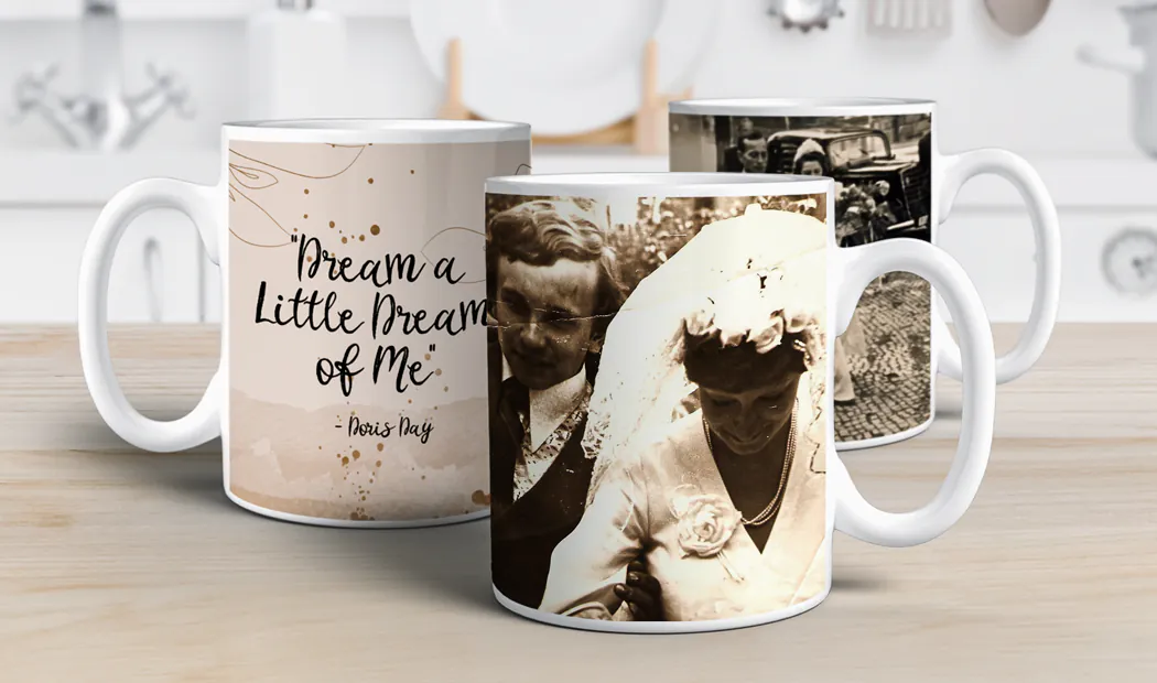 Tazas de Foto Personalizadas de Printerpix|Mamá y bebé sosteniendo una taza personalizada con diseño de dibujos animados de Printerpix con texto para papá|Taza de foto personalizada con imagen de bebé gateando con un mono de animal|Mamá e hija sosteniendo tazas de foto personalizadas con fotos familiares|Pareja besándose con tazas personalizadas con texto|Taza de foto personalizada con tu propia foto de un perro|||||