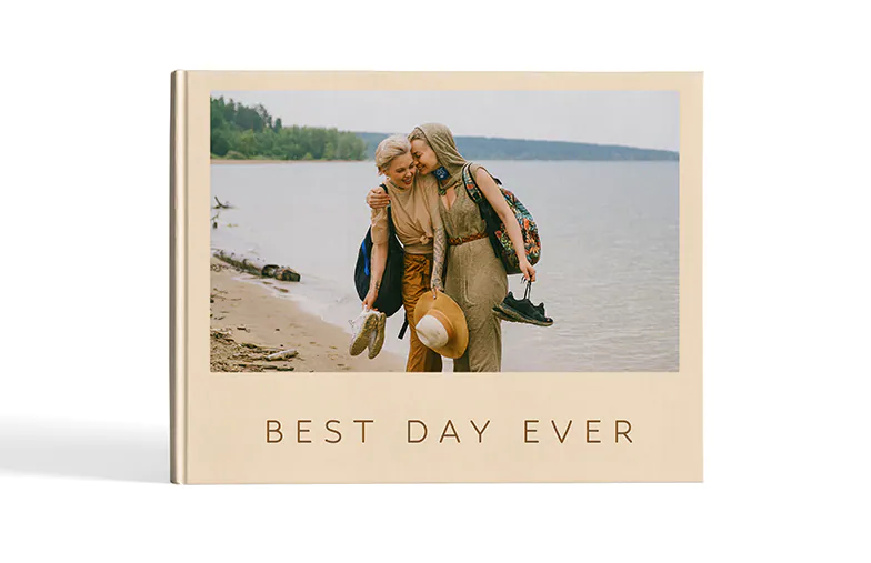 Álbum de fotos personalizado de Printerpix con tapa dura y fotos grandes de una pareja mayor