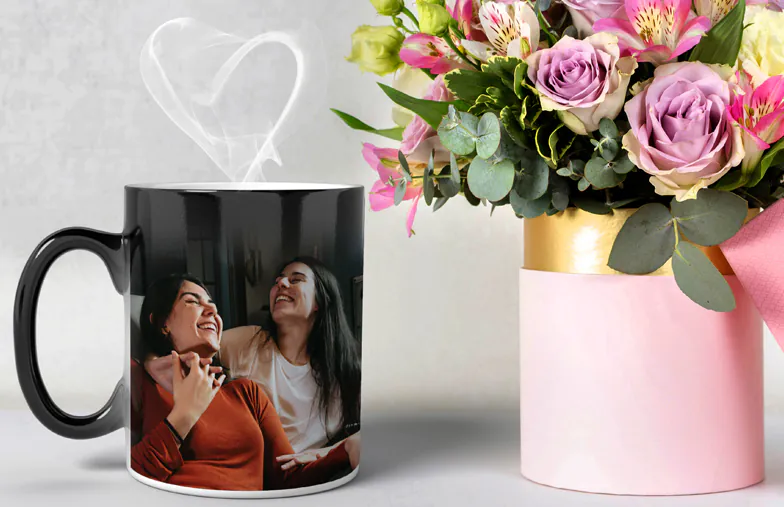 Taza mágica personalizada de Printerpix que cambia con el calor con foto personalizada de un bebé revelada|Taza mágica personalizada de Printerpix que cambia con el calor con foto personalizada de un bebé revelada|Niño sosteniendo una taza mágica personalizada con su foto|Taza mágica con foto de gato mientras se vierte té en ella sobre el escritorio|Pareja sosteniendo dos tazas mágicas que cambian con el calor con texto personalizado de Printerpix|Taza mágica personalizada con foto revelada de una joven|||||