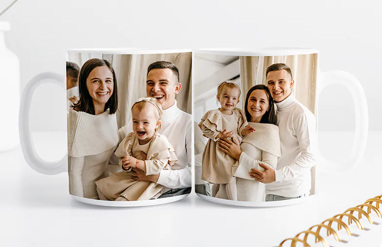 Mamá y bebé sosteniendo una taza personalizada con diseño de dibujos animados de Printerpix con texto para papá