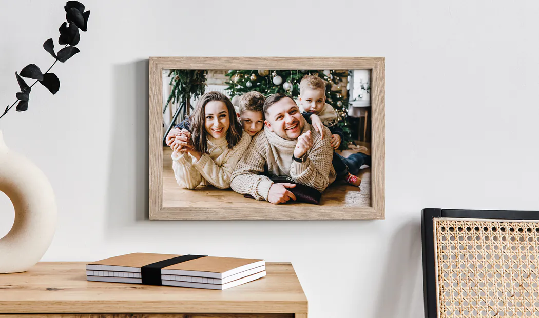 Impresión enmarcada personalizada de Navidad en familia: familia feliz de cuatro junto al árbol. Ambiente cálido y festivo.