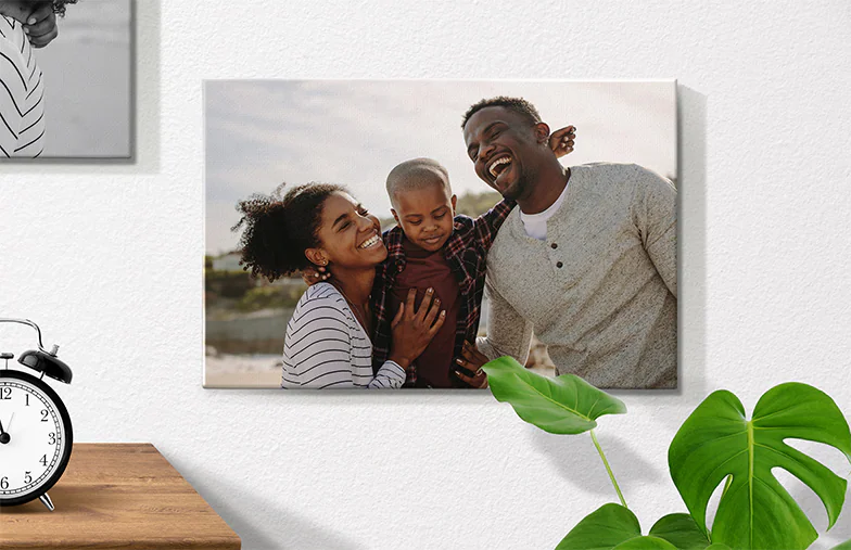 Impresiones en Lienzo Personalizadas de Printerpix|Impresión en lienzo collage de dos amigas encantadas|tamaños de impresión en lienzo|madre besando cariñosamente a su pequeño hijo en impresión en lienzo|pared de galería de impresiones en lienzo|Impresión en lienzo de una pareja disfrutando de sus vacaciones|||||