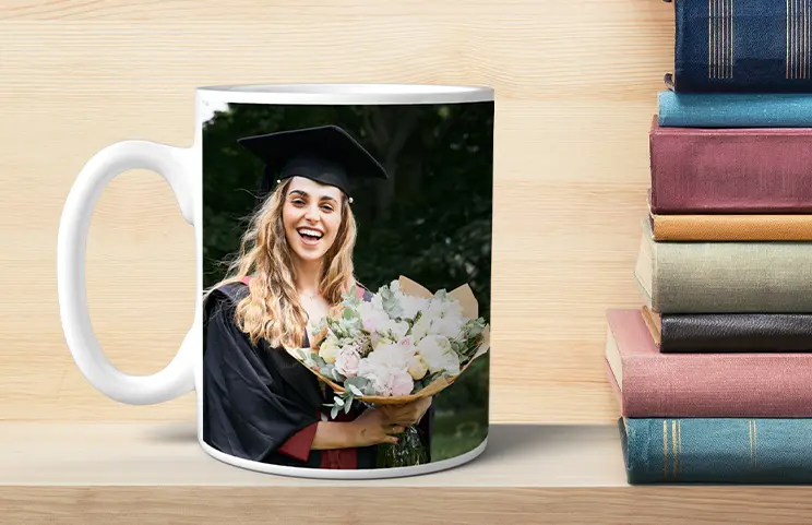 Mamá y bebé sosteniendo una taza personalizada con diseño de dibujos animados de Printerpix con texto para papá