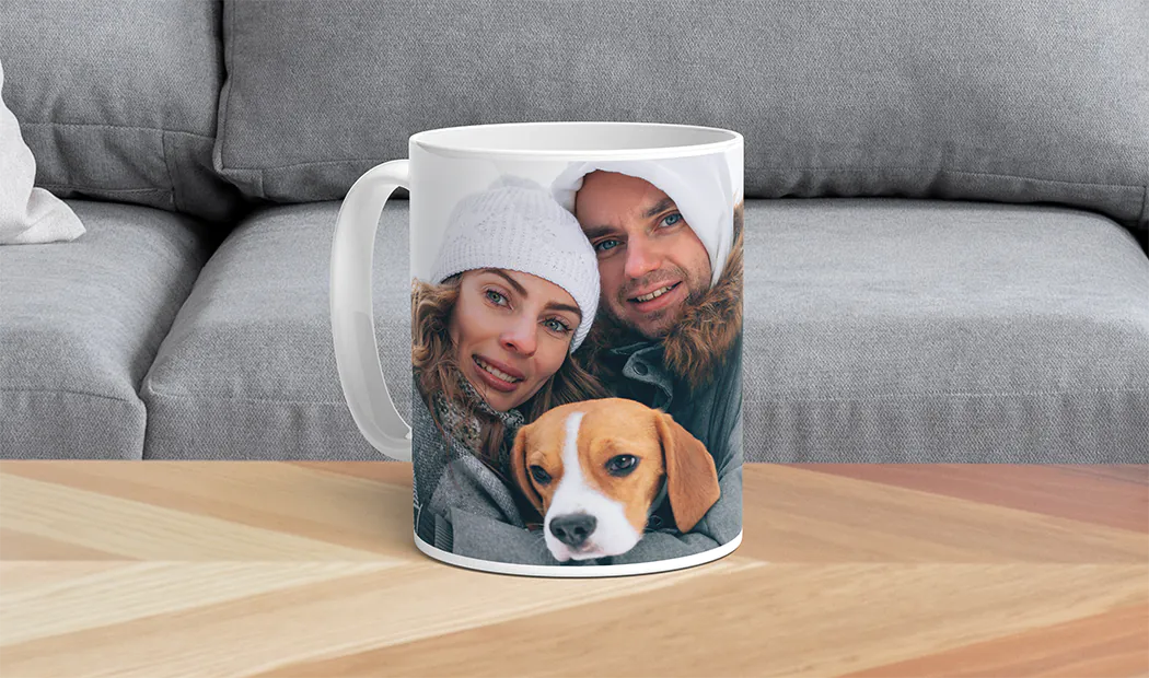 Mamá y bebé sosteniendo una taza personalizada con diseño de dibujos animados de Printerpix con texto para papá