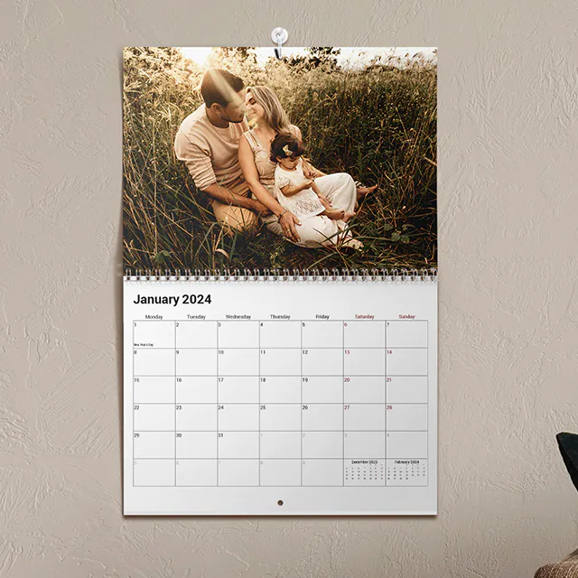 Calendario de fotos 2020 personalizado para colgar en la pared por Printerpix|Calendario de doble página A3|Mujer escribiendo en calendario de pared personalizado A4 de printerpix con foto de tema navideño|Calendario de pared 2020 A3 colgado con diseño de foto personalizado por printerpix|Pareja romántica en la sala de estar con calendario de pared 2020 personalizado con foto de propuesta|Fotos de perros en calendario de fotos de diseño personalizado colgado en la pared|||||