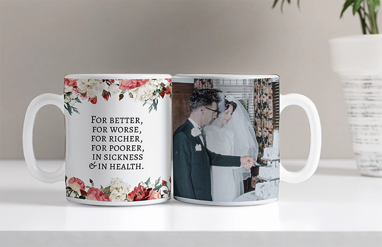 Tazas de Foto Personalizadas de Printerpix|Mamá y bebé sosteniendo una taza personalizada con diseño de dibujos animados de Printerpix con texto para papá|Taza de foto personalizada con imagen de bebé gateando con un mono de animal|Mamá e hija sosteniendo tazas de foto personalizadas con fotos familiares|Pareja besándose con tazas personalizadas con texto|Taza de foto personalizada con tu propia foto de un perro|||||